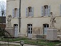 Statues de Guigone de Salins et de Nicolas Rolin, cour de la maison de retraite des Hospices de Beaune.