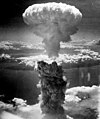 Le fumo atomic fungiforme post le explosion nuclear super Nagasaki se elevava usque un altitude de 18.000 m in le matino del 9 de augusto 1945