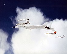XB-70 Valkyrie flying in formation with an T-38 Talon (far left), F-4 Phantom (near left), F-104 (near right), F-5 Freedom Fighter (far right)