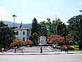 Statua di Atatürk e la sede del Comune di Bursa.