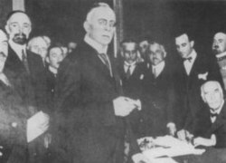 A szerződés aláírása. Középen (áll) Ante Trumbić délszláv külügyminiszter, jobbra (ül) Giovanni Giolitti olasz miniszterelnök.