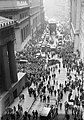 Een mensenmenigte voor het gebouw van de New York Stock Exchange na de beurskrach op "zwarte donderdag" 24 oktober 1929