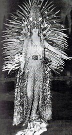 Luisa Casati portant un costume intitulé Lumière, par Worth en 1922.