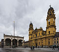 Blick auf die Feldherrnhalle und die Theatinerkirche (rechts)