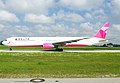 Boeing 767-400ER (en llibrea rosada de Breast Cancer Research Foundation)