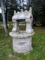 Ancien puits dans le parc du manoir de Saint-Urchaud.