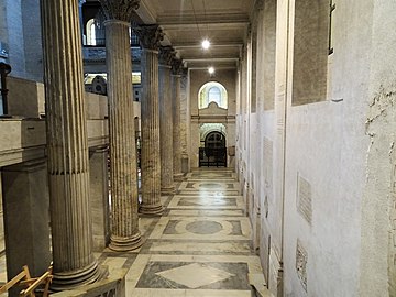 Zijschepen van de 6de-eeuwse kerk, en het verhoogde middenschip ervan.