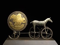 『トルントホルムの太陽馬車』恐らく紀元前1800-1500年頃。片方は金箔でもう一方は「未判明」。