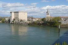 Tarasson Castle sa daplin sa Rhône River