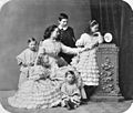 Olga Konstantinovna (stojící vpravo) se svou matkou Alexandrou Josifovnou a se svými sourozenci (1861)