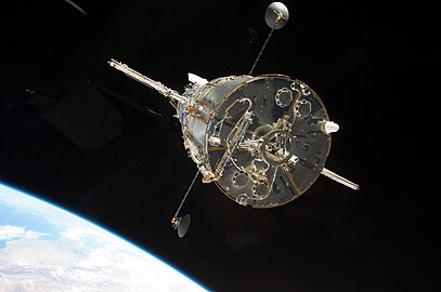 Vue arrière du télescope Hubble, qui vient d'être libéré par les astronautes de la mission STS-125.