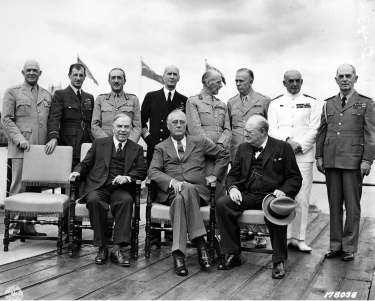 Účastníci První québecké konference, 18. srpna 1943. Sedící (zleva): Mackenzie King, Franklin Delano Roosevelt a Winston Churchill. Stojící (zleva): generál Henry H. Arnold (velitel USAAF), hlavní maršál letectva sir Charles Portal (náčelník štábu letectva), generál sir Alan Brooke (náčelník generálního štábu), admirál Ernest King (náčelník námořních operací), polní maršál sir John Dill (starší britský přidělenec), generál George C. Marshall (náčelník štábu Armády Spojených států), admirál sir Dudley Pound (první námořní lord) a admirál William D. Leahy (náčelník Rooseveltova štábu)