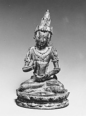 Patung dewa memegang sebuah kuiras, dari Nganjuk, Jawa Timur, pada masa sebelumnya (abad ke-10 sampai ke-11).
