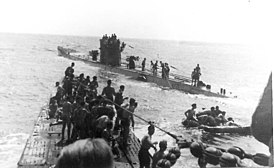 Перевозка пленных с Лаконии с U-156 на U-507 (на заднем плане)