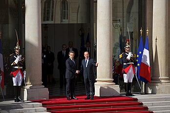 Nicolas Sarkozy et François Hollande lors de la passation de pouvoirs, le 15 mai 2012 au palais de l'Élysée. (définition réelle 4 875 × 3 251)