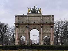 Arco de triunfo del Carrusel (al fondo se ve el obelisco de la plaza de la Concordia y más al fondo, el Arco de Triunfo).