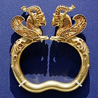 Un esemplare di una coppia di bracciali del Tesoro dell'Oxus, che ha perso i suoi intarsi di pietre preziose o smalto