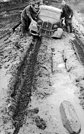 Frontul de răsărit. Soldați germani împingând o mașină blocată în noroi, octombrie 1941.