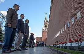 Астронавт МКС-49 Шейн Кимбро (слева), российские космонавты Сергей Рыжиков (в центре) и Андрей Борисенко и члены дублирующего экипажа возлагают гвоздики к месту погребения Юрия Гагарина, Сергея Королёва и погибших во время полётов космонавтов Комарова, Добровольского, Волкова и Пацаева в рамках традиционной церемонии перед стартом, четверг, 1 сентября 2016 г. в Москве. Фото: (НАСА / Билл Ингаллс)