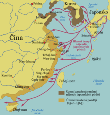 Mapa Číny, vyznačeny pobřežní oblasti od Liao-tungu po Chaj-nan a trasy nájezdů pirátů z Japonska do zmíněných oblastí.