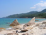 Strandlinje längs medelhavskusten i Grekland.