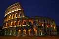 Imaxe do Coliseo romano de noite.