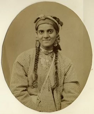 Portret van Habiba, bediende van Alexine Tinne. Foto door Alexine Tinne, 1865.