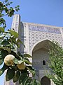 Vue de la façade de la mosquée Bibi Khanoum à Samarcande.