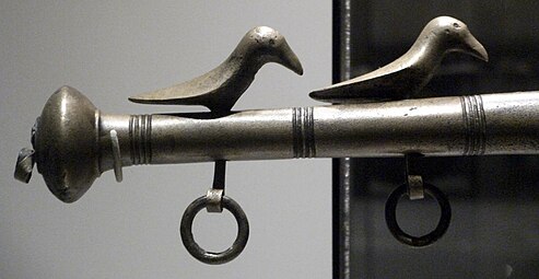 Fin du Dunaverney flesh-hook (en), un artefact sophistiqué en bronze, considéré comme un objet de fête cérémonial et un symbole d'autorité. Âge du bronze tardif, entre 1050 et 900 av. J.-C. British Museum