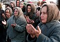 Gamle kvinner har i mange samfunn hatt lav status, men likevel en viss påvirkningsmakt, særlig i private og familiære forhold. Her en gruppe tsjetsjenske kvinner som ber russiske tropper om ikke å innvadre hovedstaden Groznyj i 1994.
