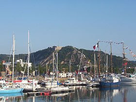 Vue de la montagne du Roule depuis le bassin du commerce.