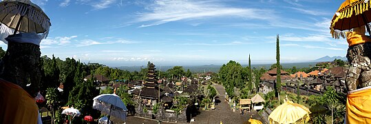 Pemandangan Bali dari gerbang utama Besakih / Pura Induk