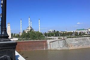 Мечеть Сердце Чечни и река Сунжа