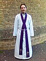 アルブと紫色のストールを着用した聖公会の司祭。チャジブルを着用しない場合は、ストールをクロスさせずそのまま垂らすこともある。