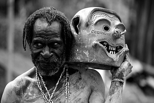 Блатњави човек из Асара (Истерн Хајлендс, Папуа Нова Гвинеја); човек носи јединствену маску од глине јер је — према легенди — једно асарско племе, некад давно, ушло у сукоб с другим племеном, а — како би се одбранили — сви чланови племена су се привремено скрили у блатњаву реку Асаро; када су изашли из реке, непријатељ је био престрашен и онемогућен да изврши свој наум; на лице нису ставили блато већ маску, и то зато што сви људи из Папуе Нове Гвинеје верују да је блато из реке Асаро отровно