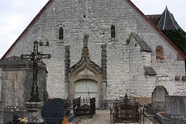 Portail occidental de l'église entourée de son cimetière.