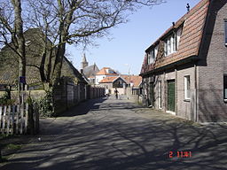 Gata i Den Burg med kyrkan i bakgrunden.