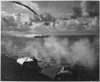Avion japonais abattu au-dessus de l’USS Kitkun Bay pendant le tir au pigeons des Mariannes en juin 1944 : attaquer une flotte américaine était du suicide pour les Japonais.