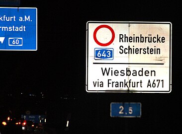 Eine Hinweistafel an der A 63 kurz vor dem Autobahnkreuz Mainz-Süd wies auf die Sperrung hin