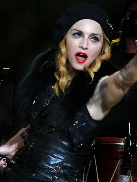 Билэ:Madonna à Nice 17 edit.jpg