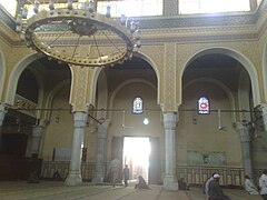 تظهر الزخارف الإسلامية والزجاج الملون في كافة جوانب وأركان المسجد العلوية.