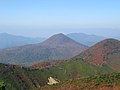 白森山から二岐山（中央）