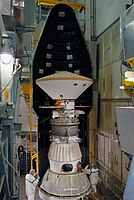 Den ene halvdel af raketnæsen er på plads. Den grå kugle nedenunder Phoenix er PAM-D (Payload Assist Module) faststofraketten der giver Phoenix det sidste skub mod Mars.