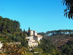 Château et église de Vernon en Ardèche.