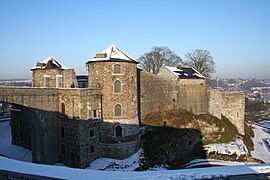 Le pont St-André, la tour au four, la tour aux chartes, la forge, les remparts et la tour à la Citerne.