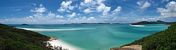 Côte de l'île australienne de Whitsunday, en mer de Corail. (définition réelle 6 453 × 1 828)