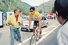 Miguel Indurain portant le maillot jaune.