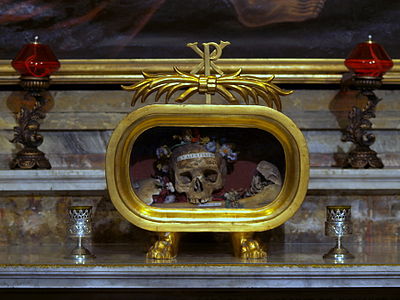 Crânio de São Valentim coroado por flores.
