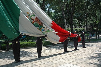 Hys van ’n monumentale vlag tydens ’n seremonie by die Monterrey Instituut van Tegnologie en Hoër Onderwys in Meksikostad