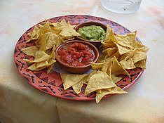 'n Bord tortillatjips met salsa en guacamole.